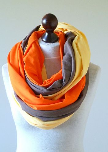 Ein schöner, dreifarbiger Ӧko-Schal orange gelb braun