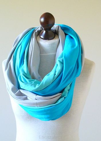 Ein schöner, dreifarbiger Ӧko-Schal blau grau