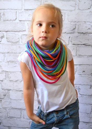 Die Strickkette für Kinder regenbogenfarben