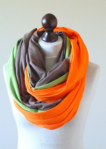 Ein schöner, dreifarbiger Ӧko-Schal orange braun gruen